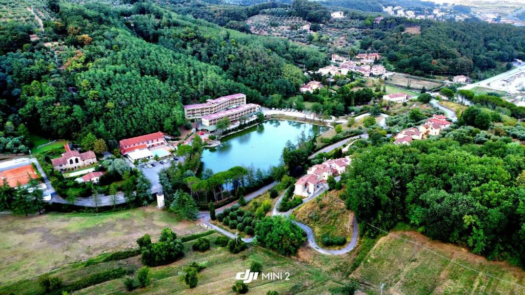 z góry widok na miasto z jeziorem w obiekcie Hotel Lago Verde w mieście Serravalle Pistoiese