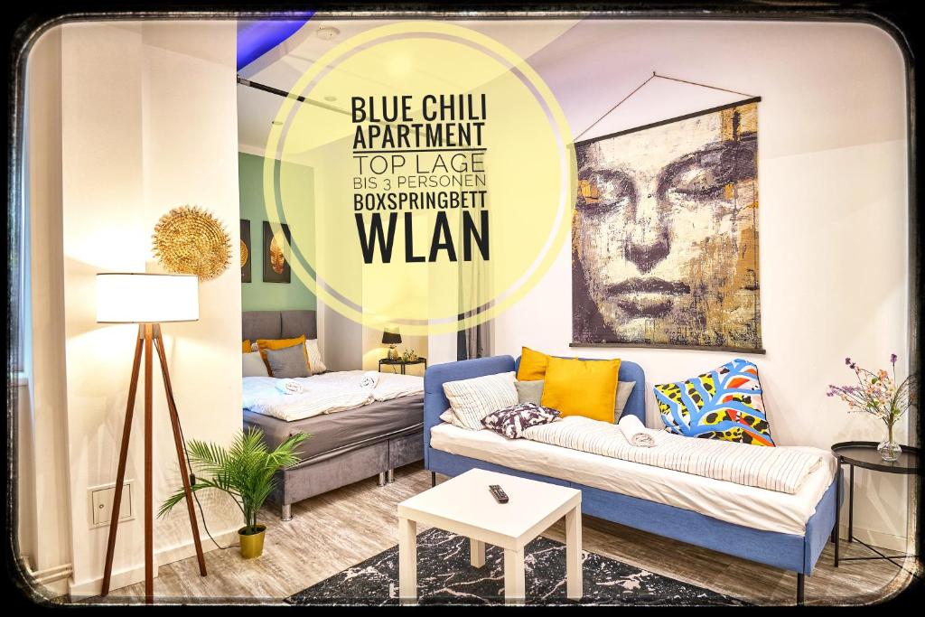een woonkamer met een blauwe chill rage in een man bij Blue Chili Apartments Prenzlauer Berg in Berlijn