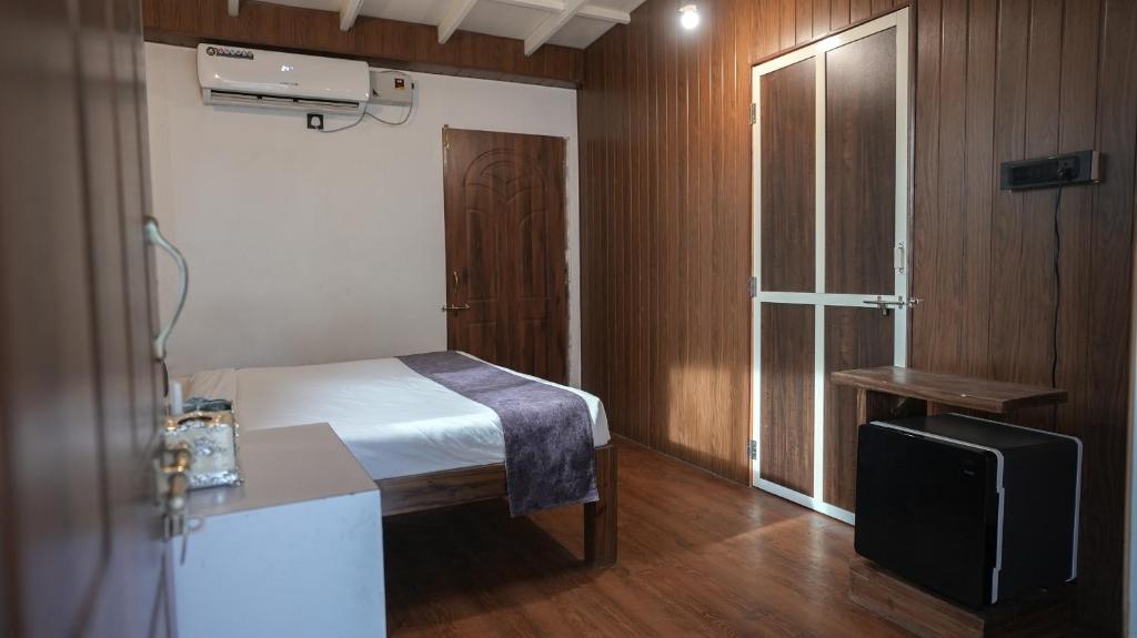 Postel nebo postele na pokoji v ubytování Anjoned Hostel & Cafe