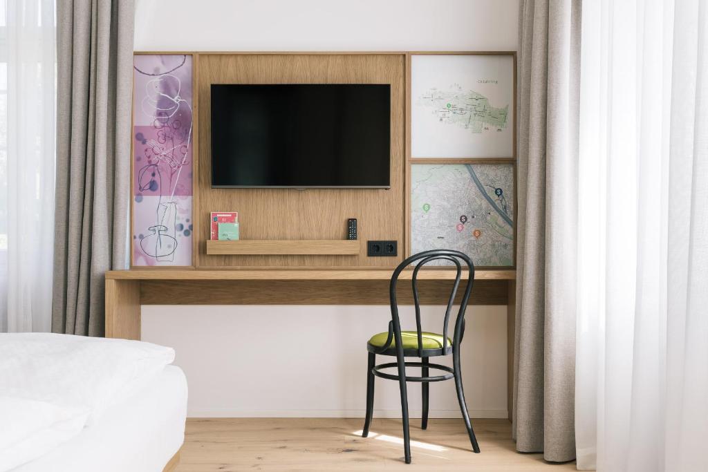 TV a/nebo společenská místnost v ubytování Bio-Hotel Schani Wienblick