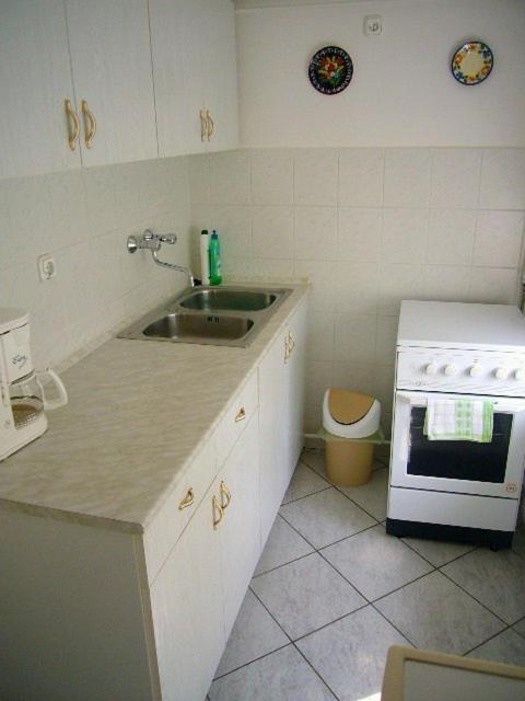 Kuchyň nebo kuchyňský kout v ubytování Fured Apartments