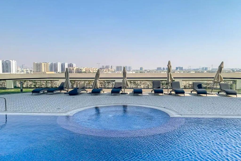 Bazén v ubytování Studio in Al Furjan - Near Metro Dubai & Expo 2020 nebo v jeho okolí