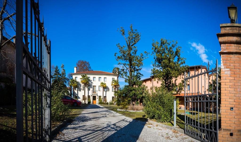 una puerta a una casa con una casa blanca en Hotel Dall'Ongaro, en Ghirano