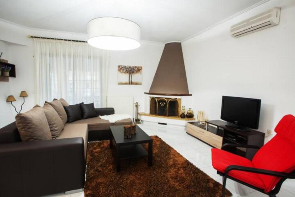 Una sala de estar con un sofá y una chimenea. en Sweet Dreams Trikala, en Tríkala