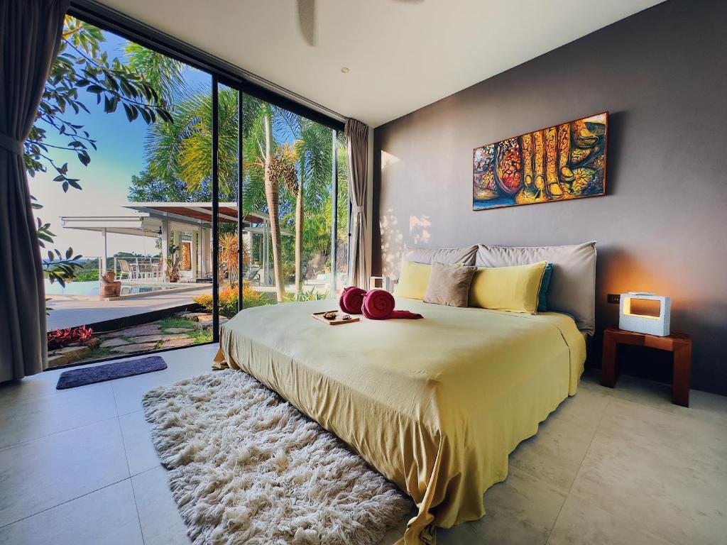 1 dormitorio con 1 cama grande y ventana grande en VILLA TSAY - Nature, Privacy, Elegance, en Haad Yao