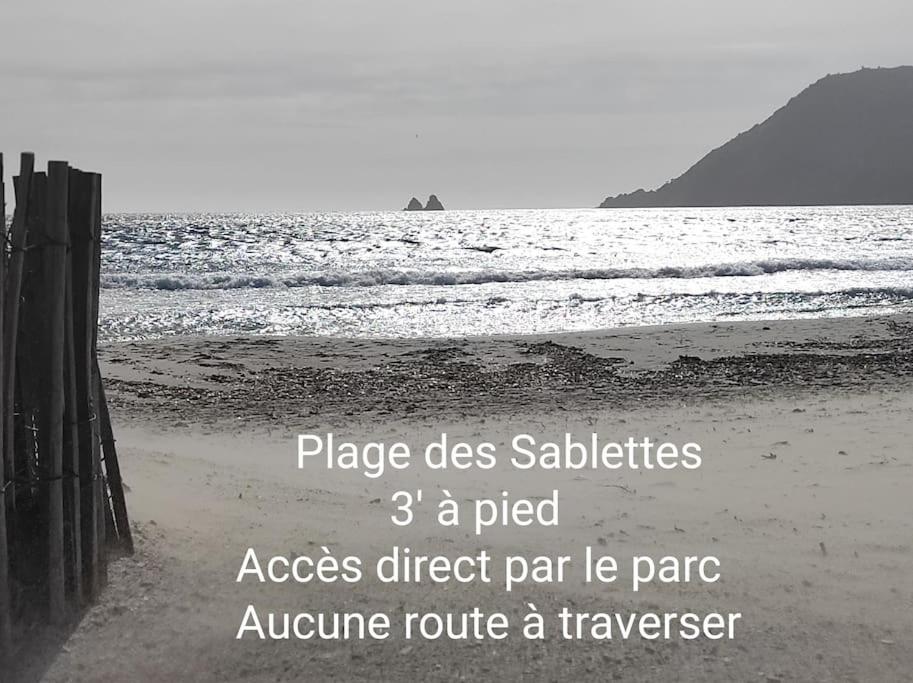 uma foto em preto e branco de uma praia com o oceano em L'antre de MER "Les pieds dans l'eau" - Vue mer - CLIM - Embarcadère - Plage de sable et restaurants à pied - Arrivée autnome dès 17H - Codes sur messagerie - em La Seyne-sur-Mer