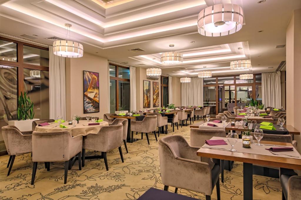 Reštaurácia alebo iné gastronomické zariadenie v ubytovaní Mercure Bydgoszcz Sepia