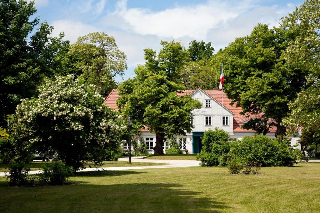 uma casa branca com um telhado vermelho em Gutshof Langensee em Langensee