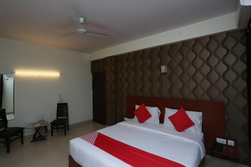 Voodi või voodid majutusasutuse Collection O Hotel Himalaya toas