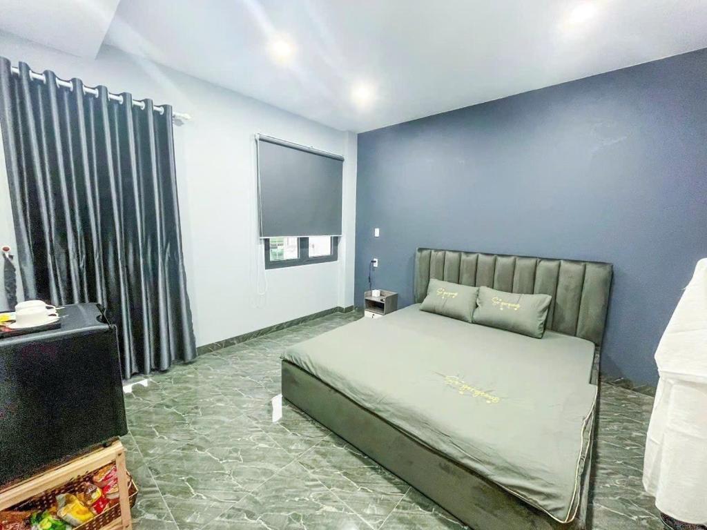 River Hotel 4 Long Xuyên في لونج زوين: غرفة نوم بسرير وتلفزيون بشاشة مسطحة