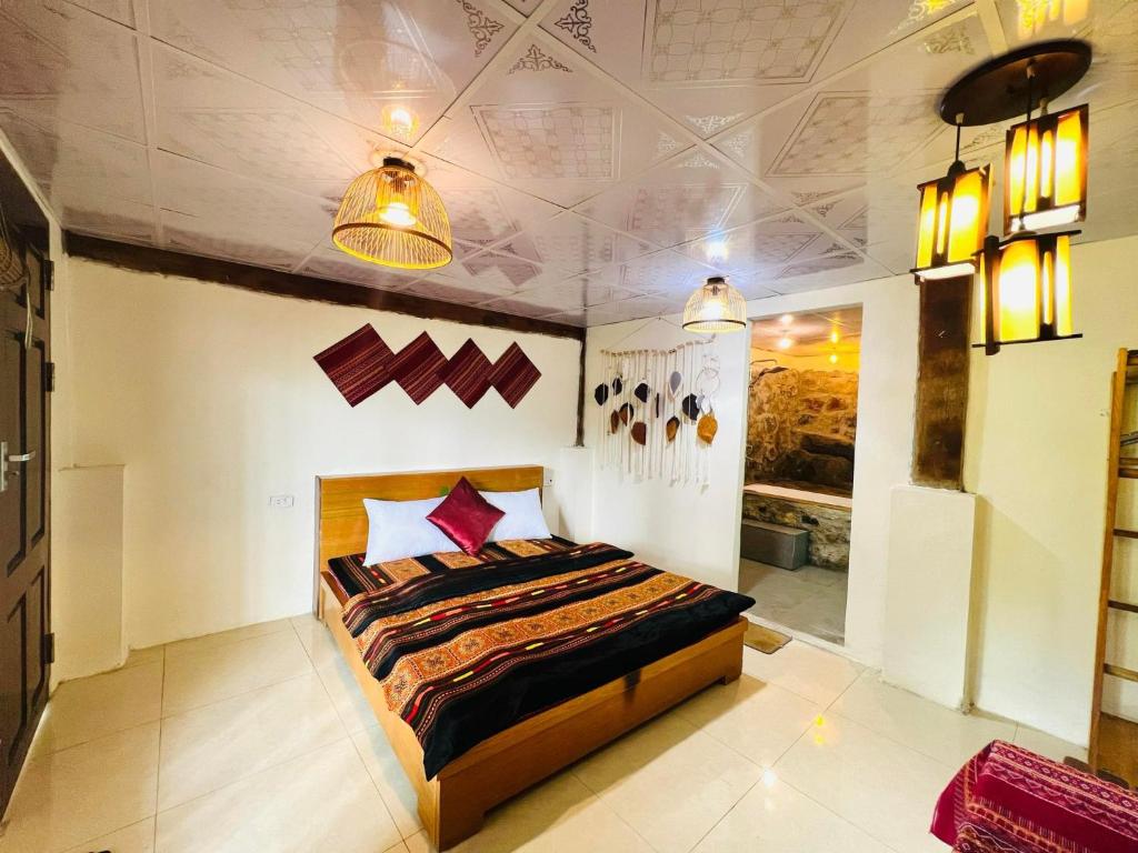 een slaapkamer met een bed in een kamer bij Mận Home - Nhà Trên Đồi in Mộc Châu