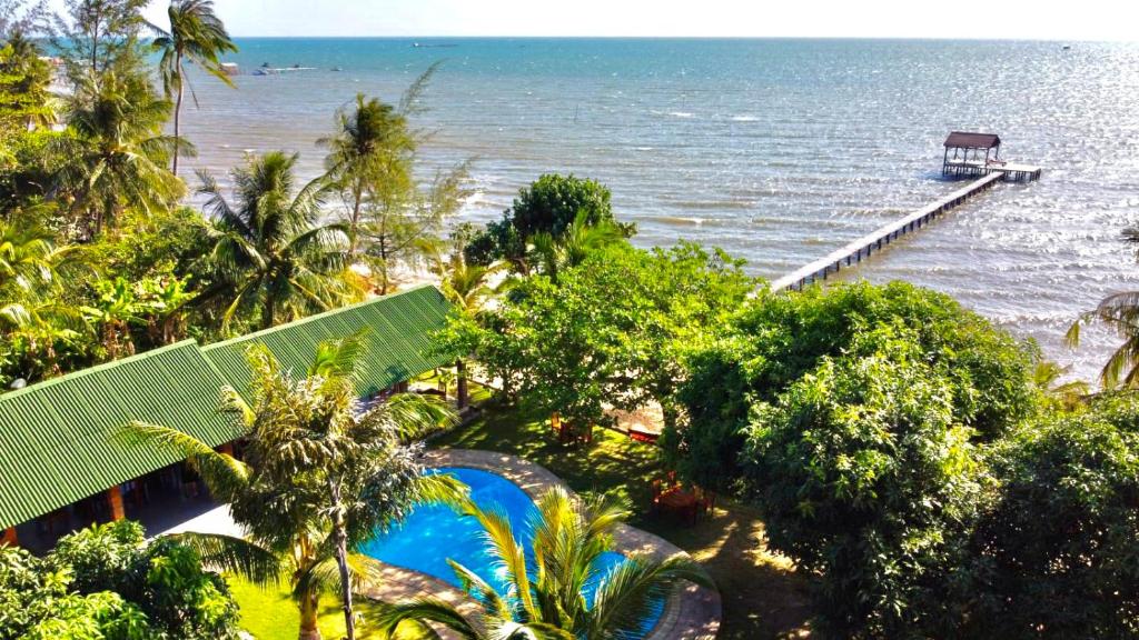 - Vistas a una playa con muelle y al océano en Cosiana Resort, en Phu Quoc