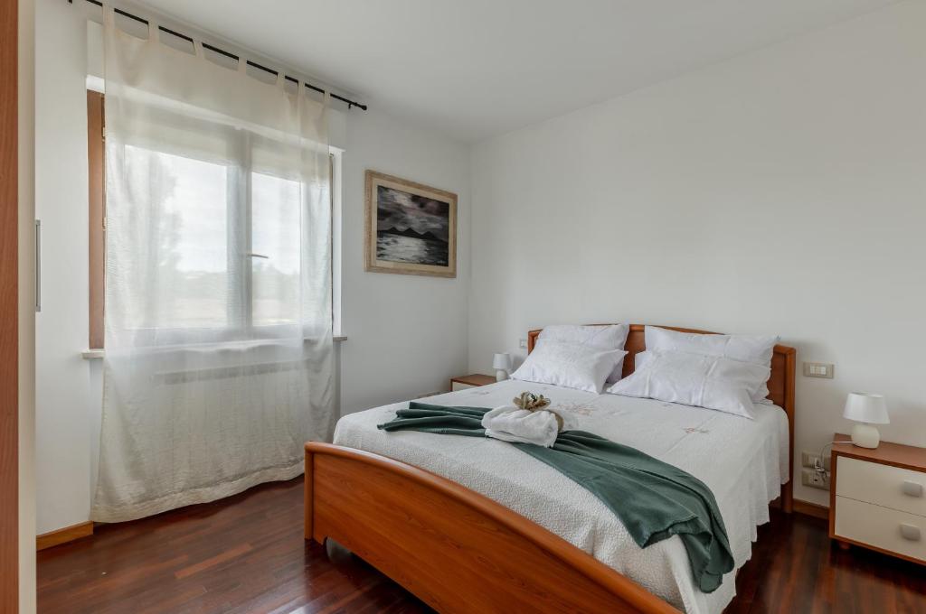 1 dormitorio con 1 cama grande y ventana en Perugia Quiet & Comfy Apartment, en San Martino in Campo