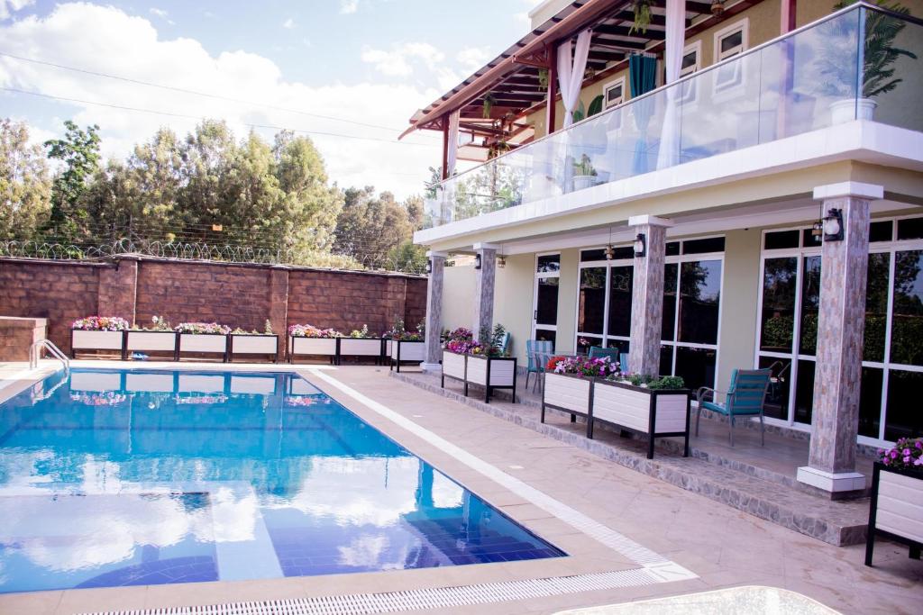 Bazén v ubytování Lux Suites Eldoret Luxury Villas nebo v jeho okolí