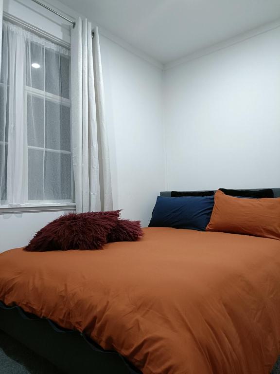 Postel nebo postele na pokoji v ubytování Bright & Comfy Stay in Newly Renovated Home with parking