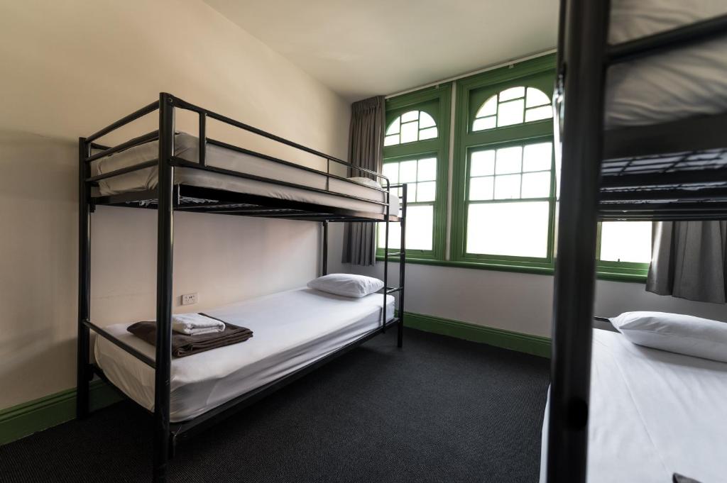 Postel nebo postele na pokoji v ubytování Sydney Central Inn