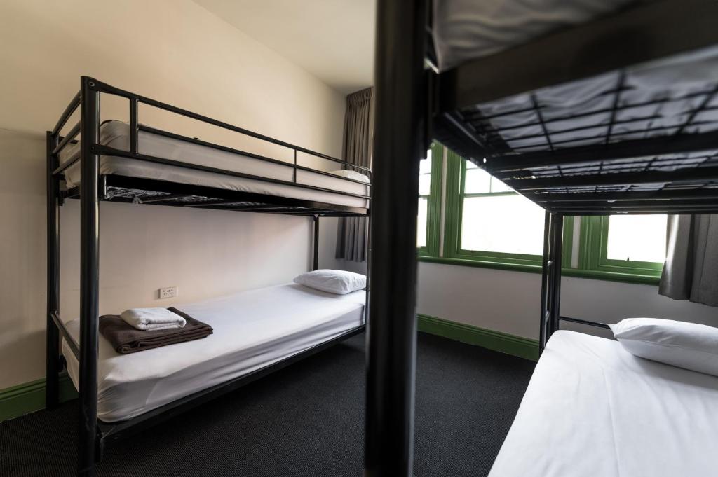 Postel nebo postele na pokoji v ubytování Sydney Central Inn