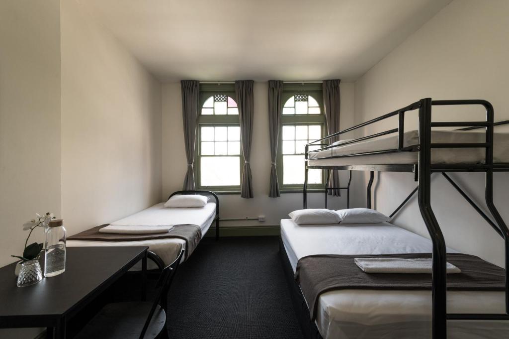 Postel nebo postele na pokoji v ubytování Sydney Central Inn