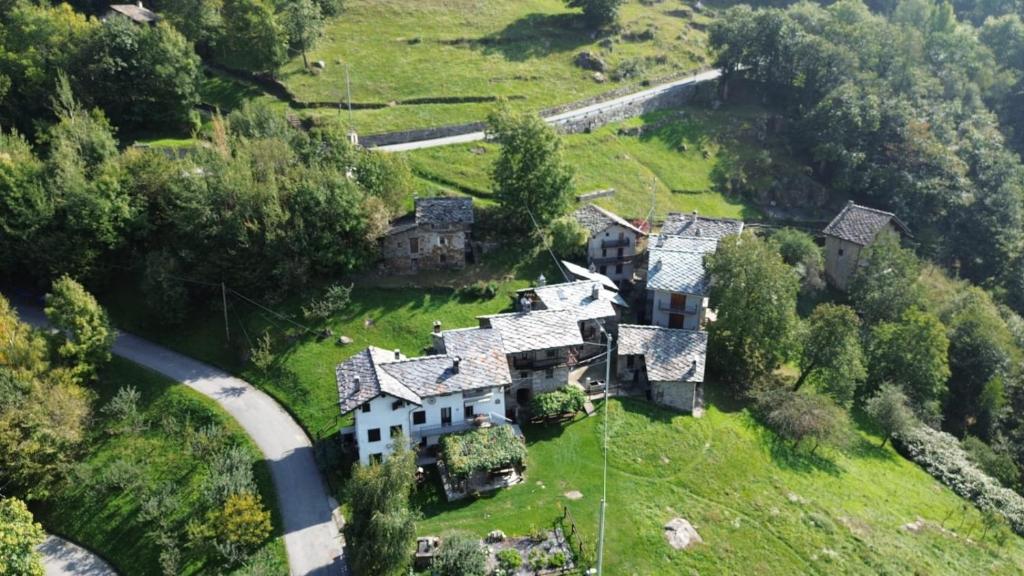eine Luftansicht eines Hauses auf einem Hügel in der Unterkunft Ranch Dei Salassi del Suc in Lillianes
