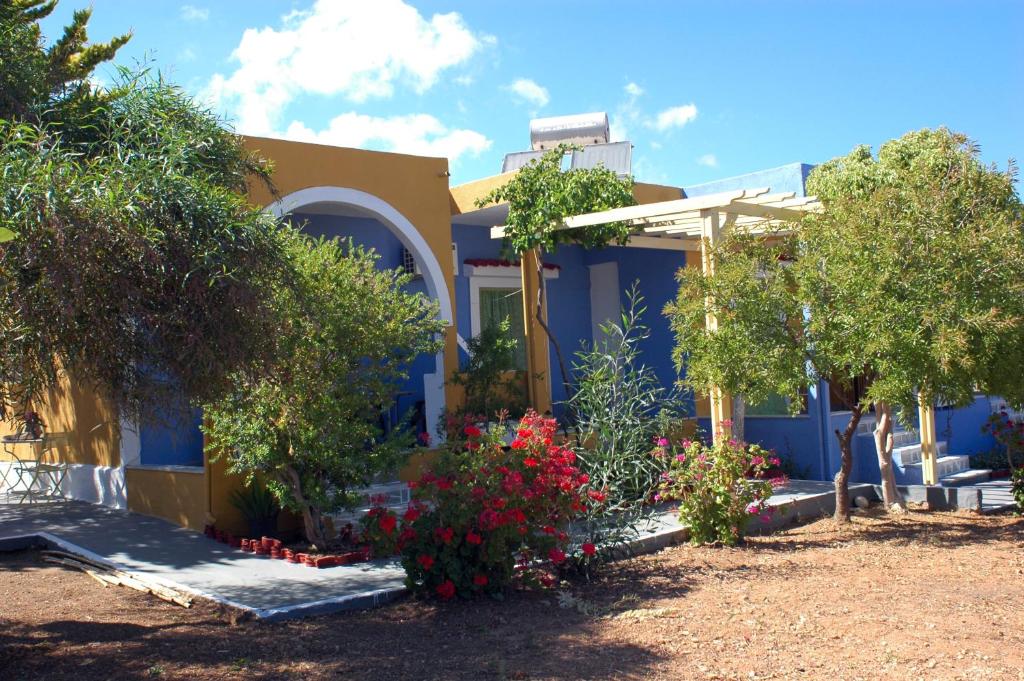 カルパトスにあるCountry Studiosの青黄色の木々の家