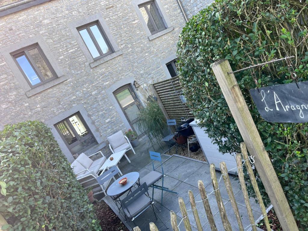 z widokiem na patio z krzesłami i stołem w obiekcie L’Aragne w mieście Dinant