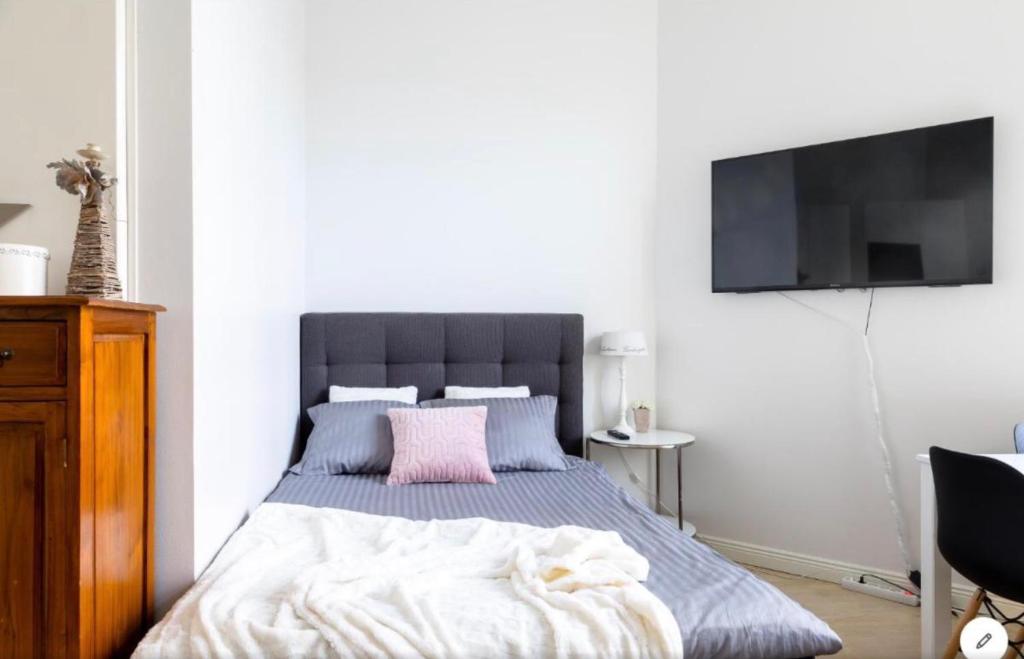 een slaapkamer met een bed met een roze kussen bij Scandinavian Home 21 in Heard City in Helsinki
