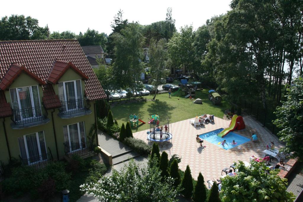 Zahrada ubytování Alcest z widokiem na morze, basenem,