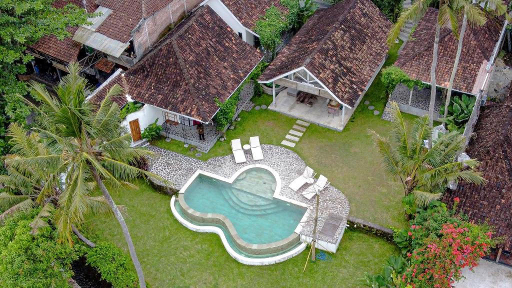 - une vue aérienne sur un complexe avec une piscine dans l'établissement Sunmoonstarvillas Yogyakarta, à Jarakan