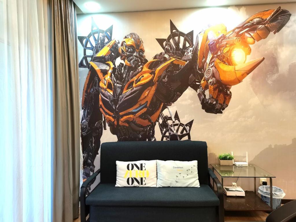 una camera da letto con un grande dipinto di due trasformatori di KLCC Transformers Homestay 10pax a Kuala Lumpur