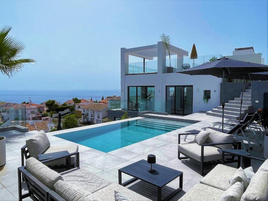 Villa con piscina y casa en Villa Colina del Mar - Luxurious view near the beach, en Nerja