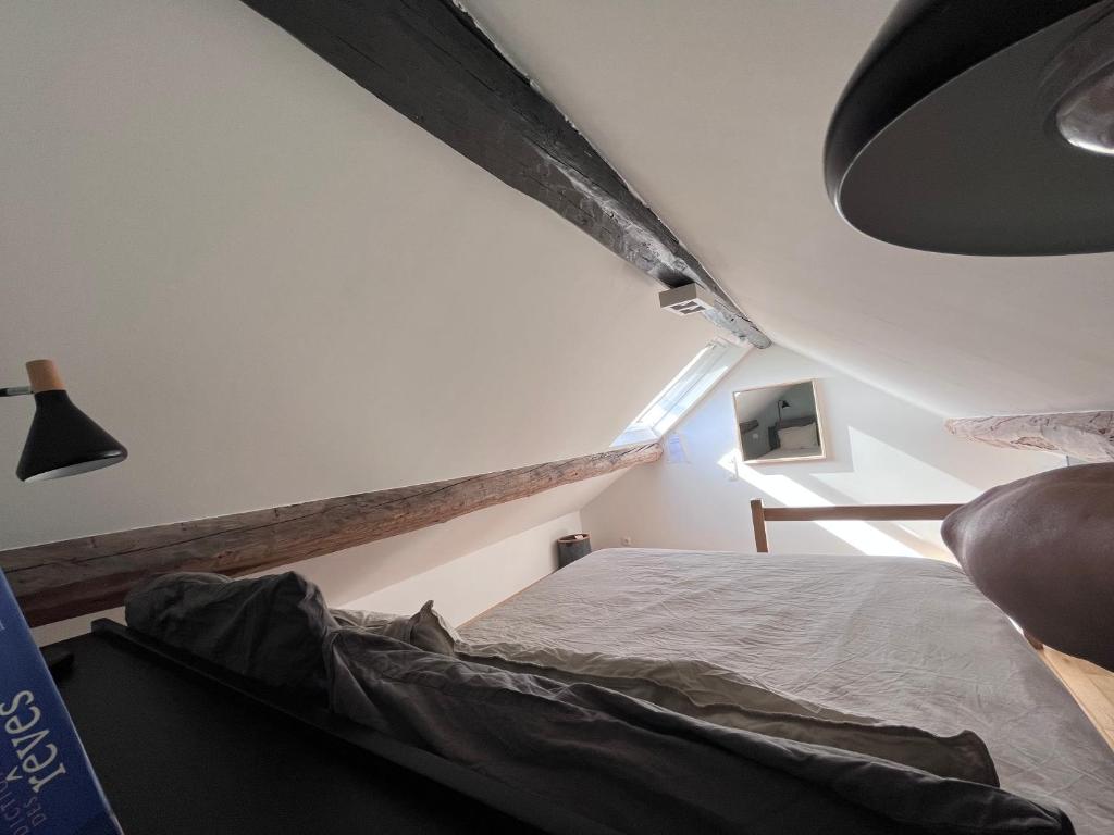Postel nebo postele na pokoji v ubytování L’Aragne