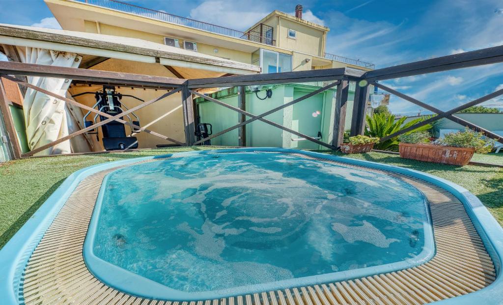 Bazén v ubytování Hotel Residence Charles nebo v jeho okolí