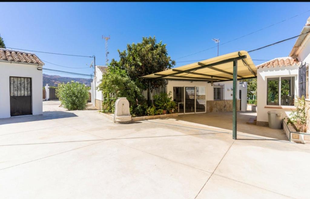 einen Pavillon im Innenhof eines Hauses in der Unterkunft Villa Elixabete in Ronda