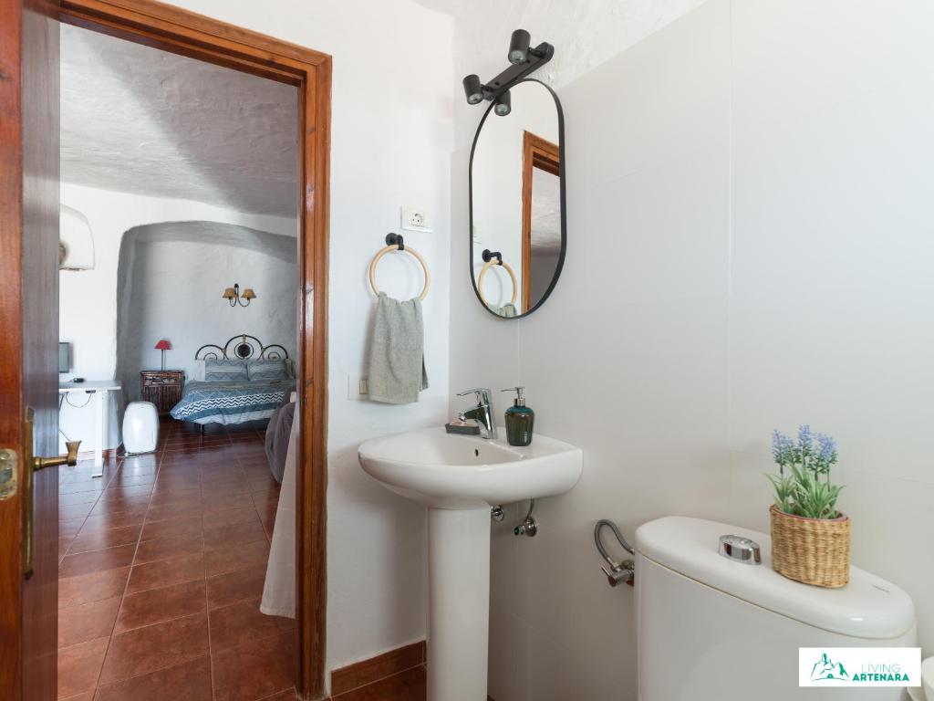 łazienka z umywalką i lustrem w obiekcie Living Artenara - CAVE HOUSE & TERRACE Adults Only w mieście Artenara