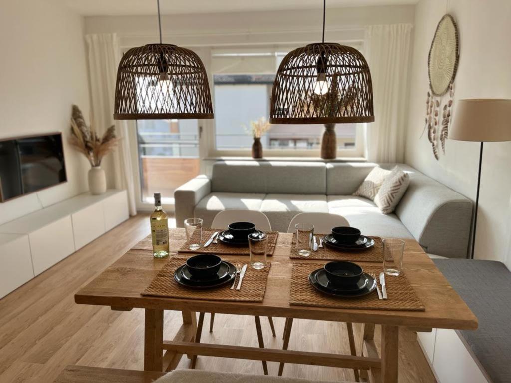 ein Wohnzimmer mit einem Tisch und einem Sofa in der Unterkunft Amselnest - b42499 in Rimsting