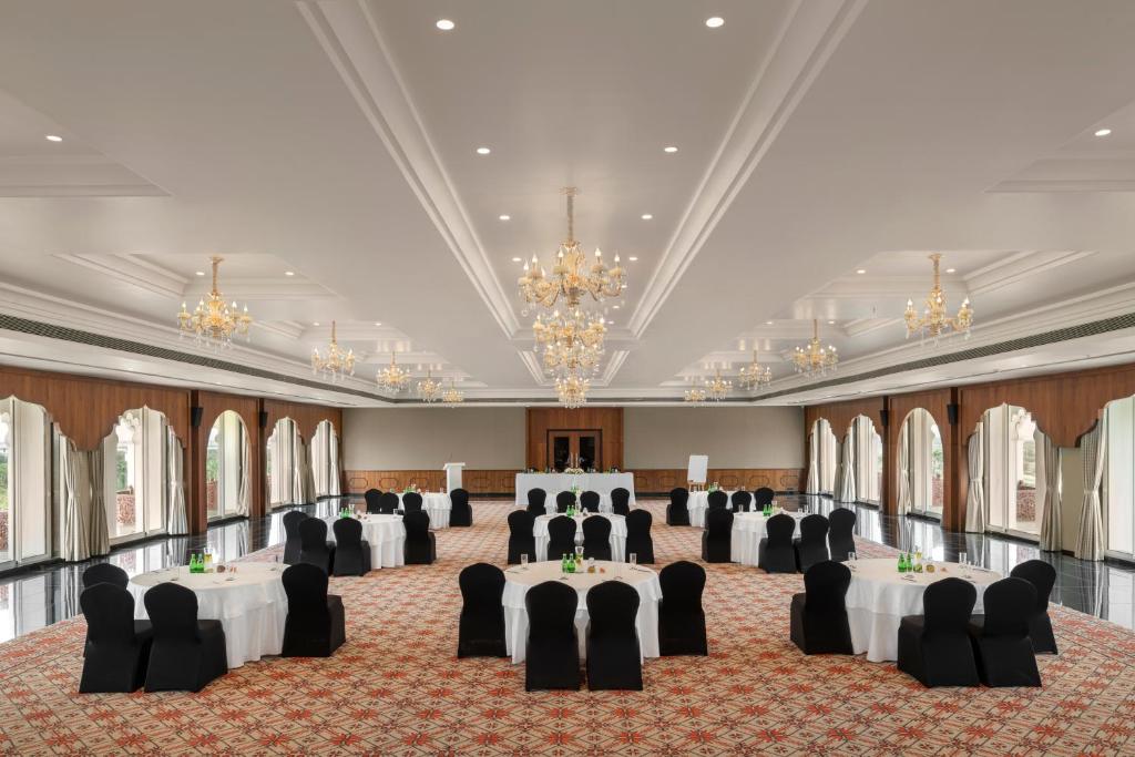Restaurace v ubytování Uday Palace Navsari, a member of Radisson Individuals