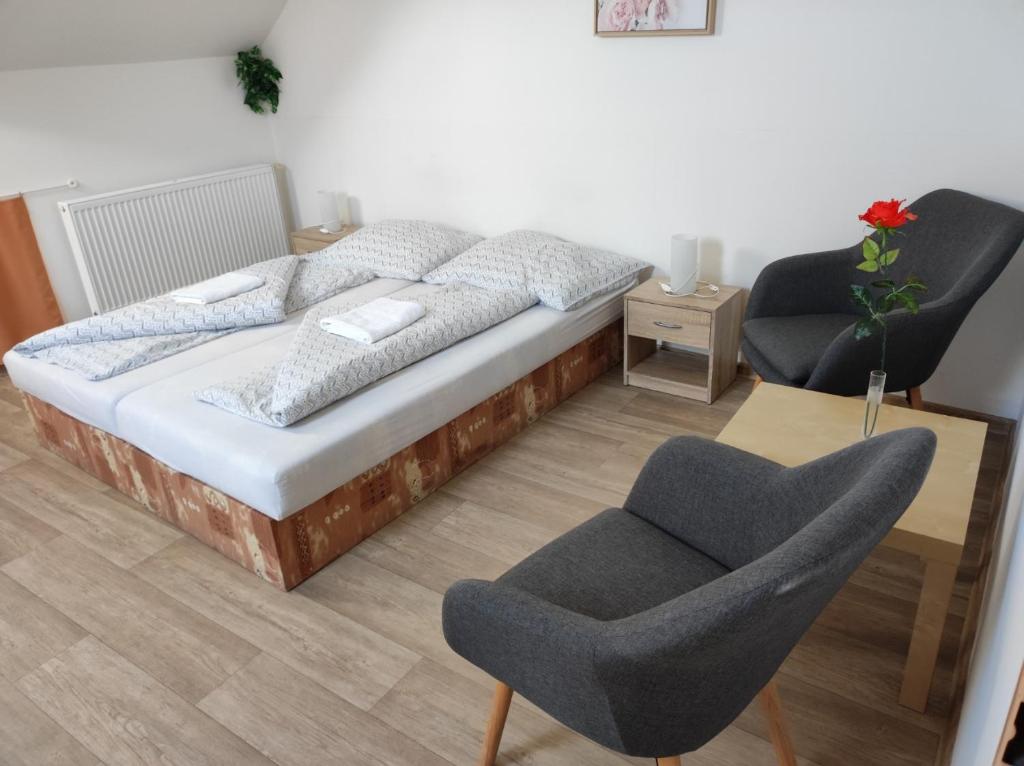 Postel nebo postele na pokoji v ubytování Penzion U Hradeb