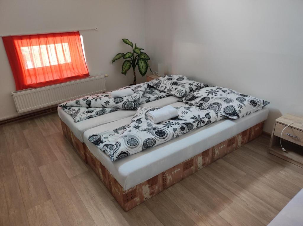 1 cama con almohadas blancas y negras en una habitación en Penzion U Hradeb en Znojmo