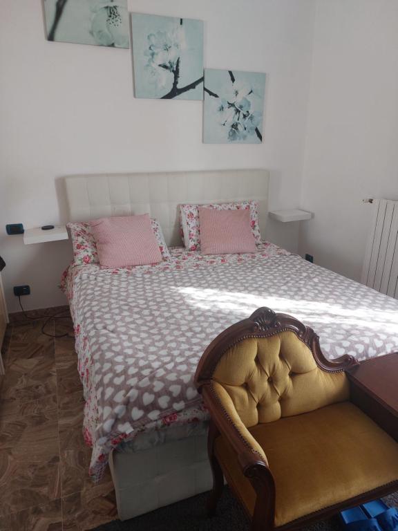 1 dormitorio con 1 cama con almohadas rosas en penelope bedroom, en Cesano
