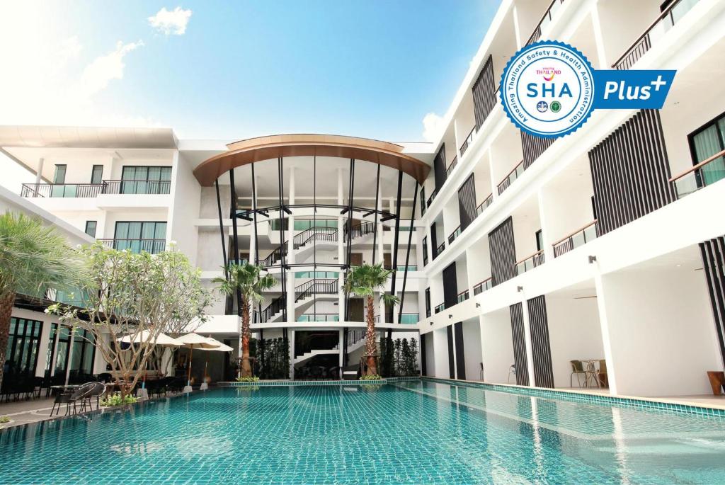 uma piscina no pátio de um edifício em The Pago Design Hotel Phuket-SHA Plus em Cidade Phuket