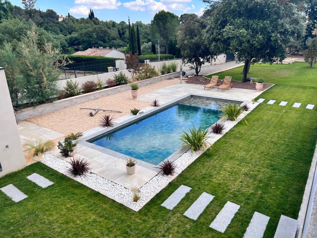 an overhead view of a swimming pool in a yard at Studio neuf dans cadre idyllique proche nature in Aubais