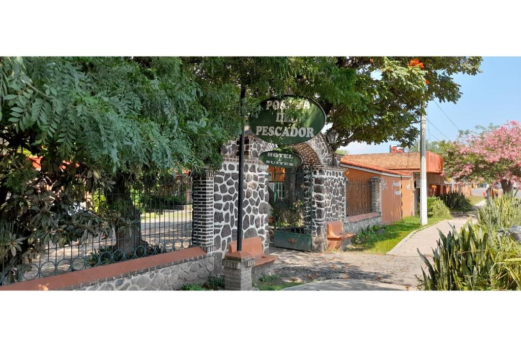a street sign in front of a building at Capital O Posada Del Pescador in Chapala