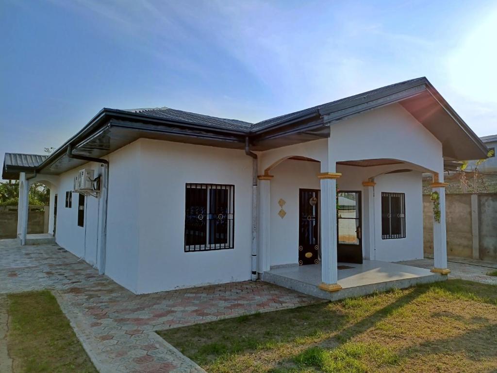 Une petite maison blanche dans l'établissement RESIDENCE DORANA, à Kribi