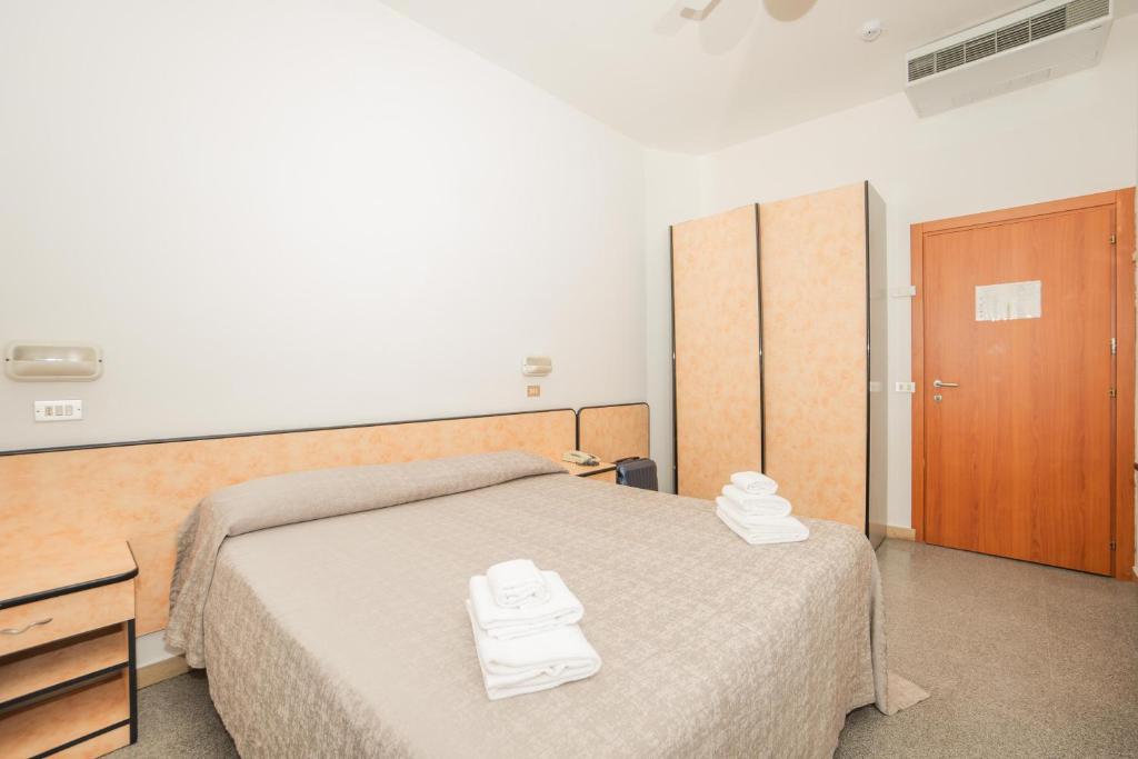 Postel nebo postele na pokoji v ubytování Hotel Saint Louis