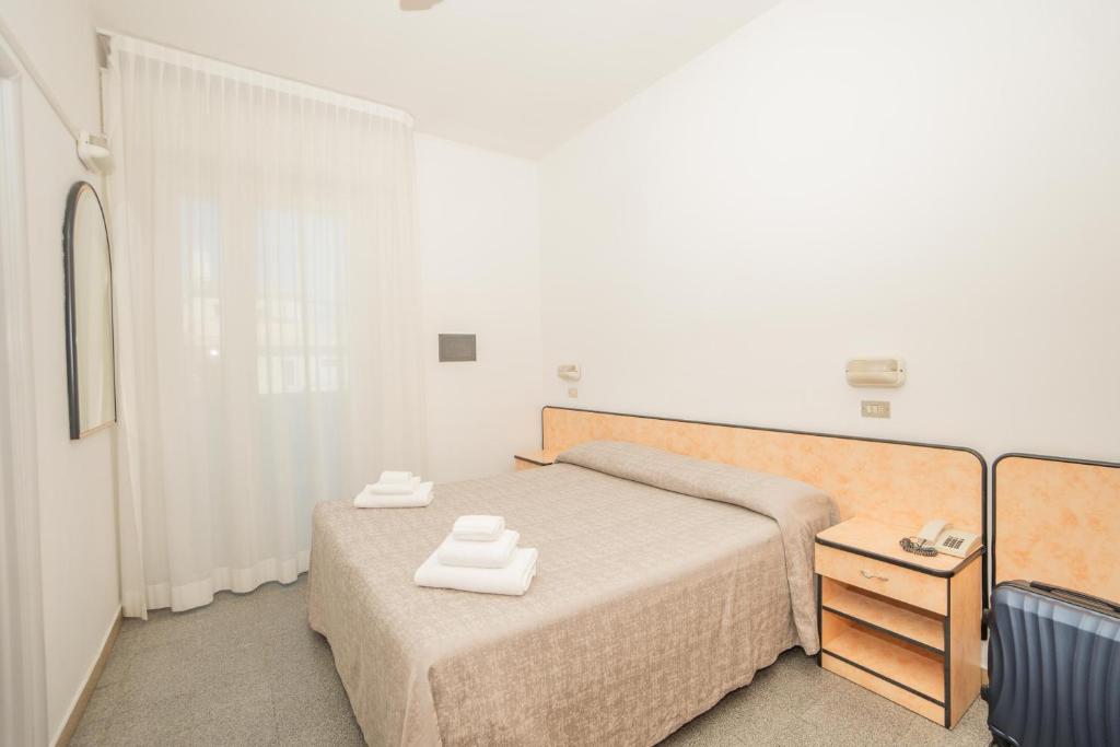 Postel nebo postele na pokoji v ubytování Hotel Saint Louis