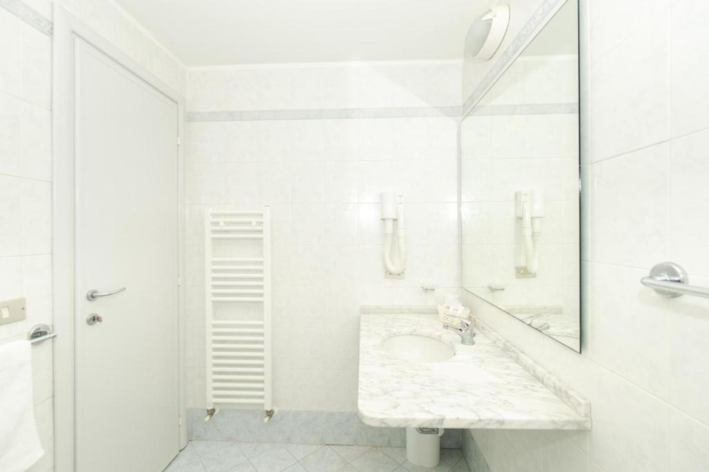 Koupelna v ubytování Hotel Saint Louis