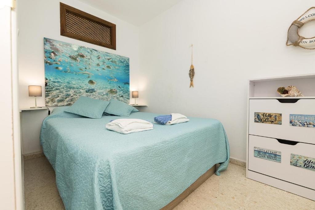 sypialnia z łóżkiem i obrazem na ścianie w obiekcie Camarote de Algetares w mieście Algeciras