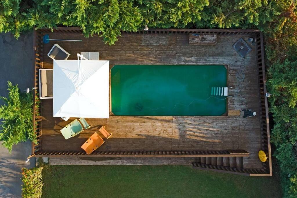 uma vista superior de uma piscina num quintal em Chalet Relax & Pool em Pompeia