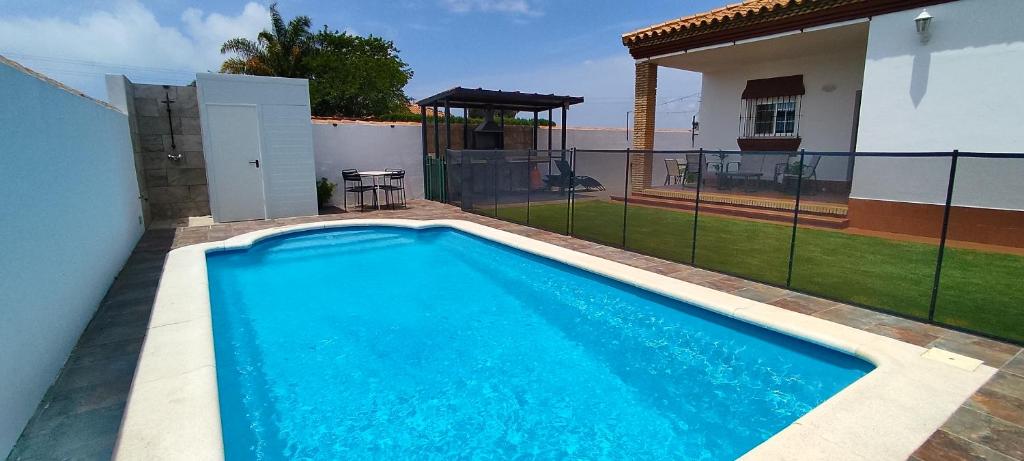 una piscina en el patio trasero de una casa en Chalet Hercules la barrosa, en Chiclana de la Frontera