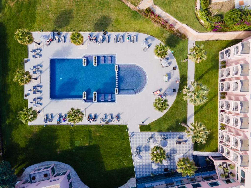 an overhead view of a swimming pool in a yard at Vila Gale Collection Praia in Albufeira